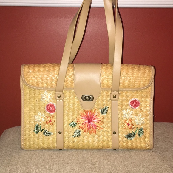 Handbags - Straw purse ready for vacay!